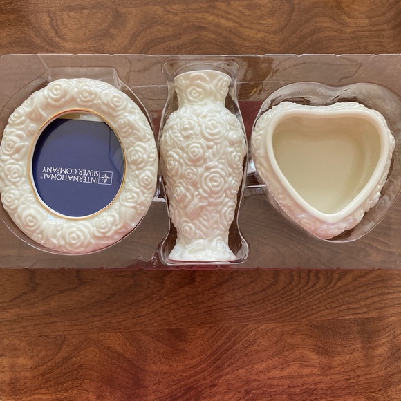 NWT  International Silver 3 pc Vanity Set Ivory White Porcelain - Picture 2 of 3